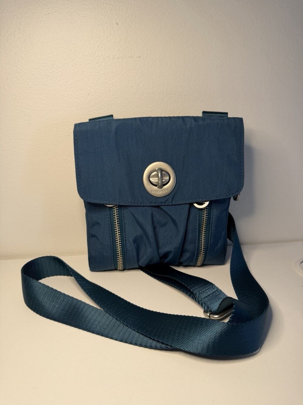 Baggallini Tokyo Blue RFID Crossbody Handbag Purse Small Adjustable Strap EUC!